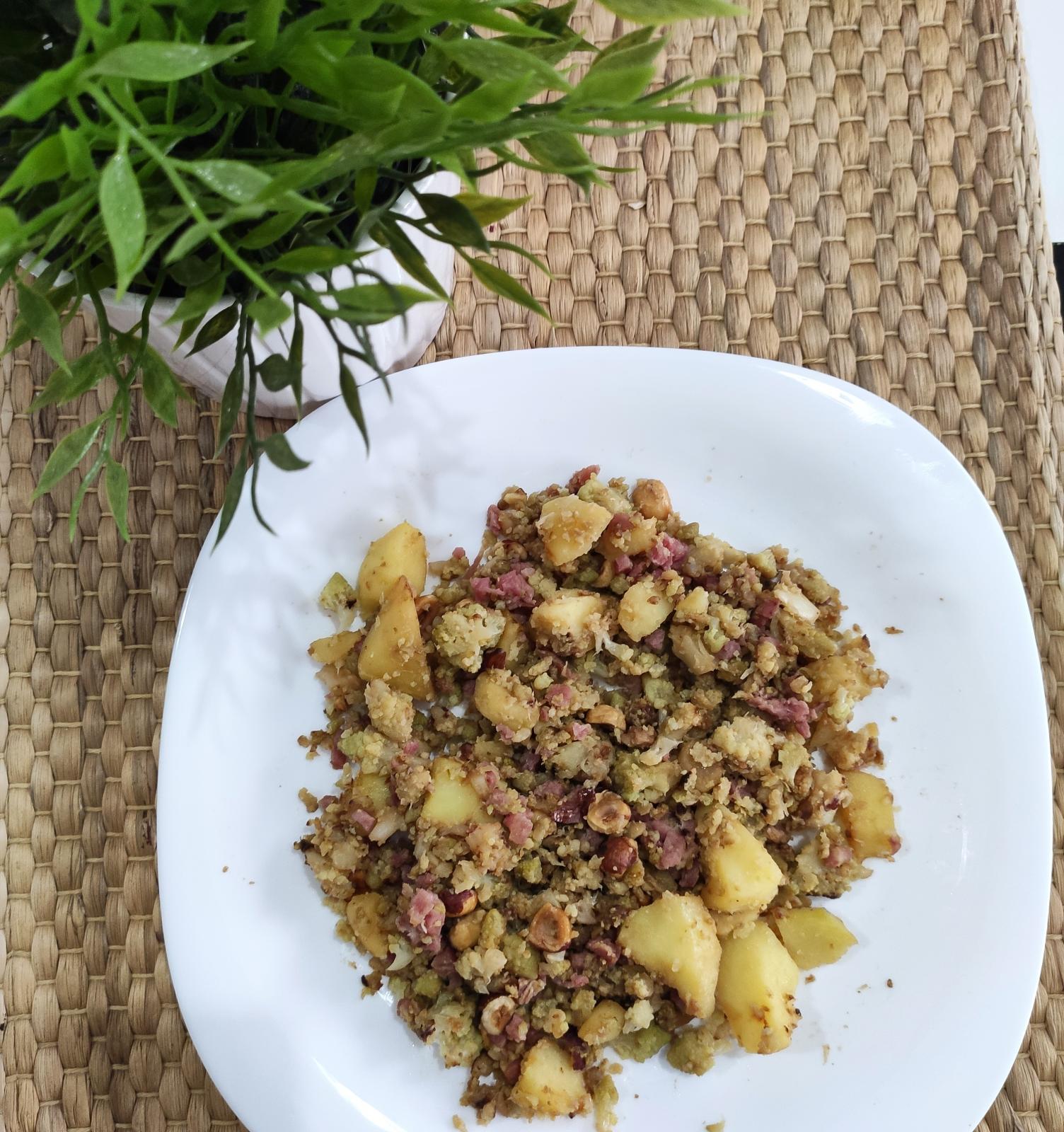 Dietista Nutricionista en Soria: Romanesco con tacos de jamón, patata cocida y avellanas picadas