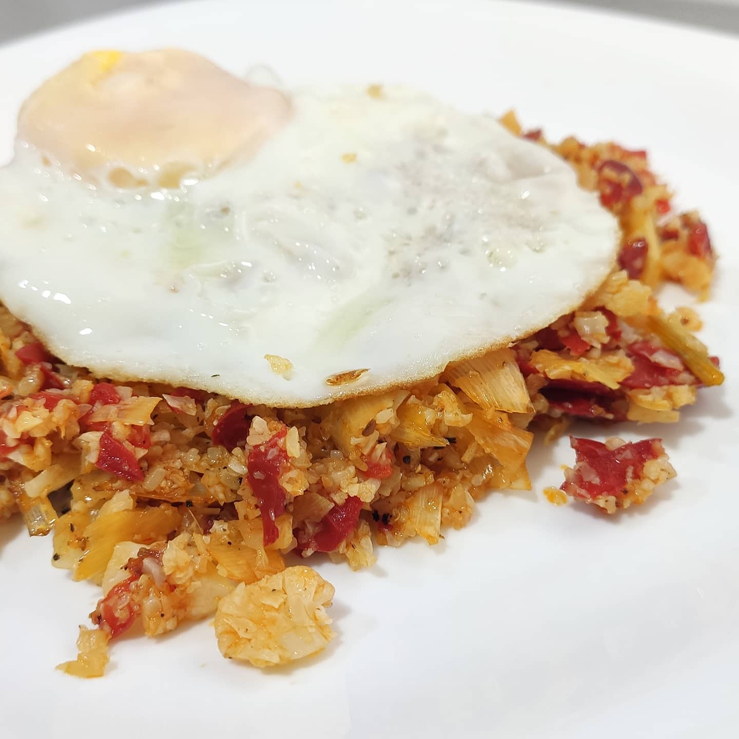 Falso arroz de coliflor con huevo a la plancha
