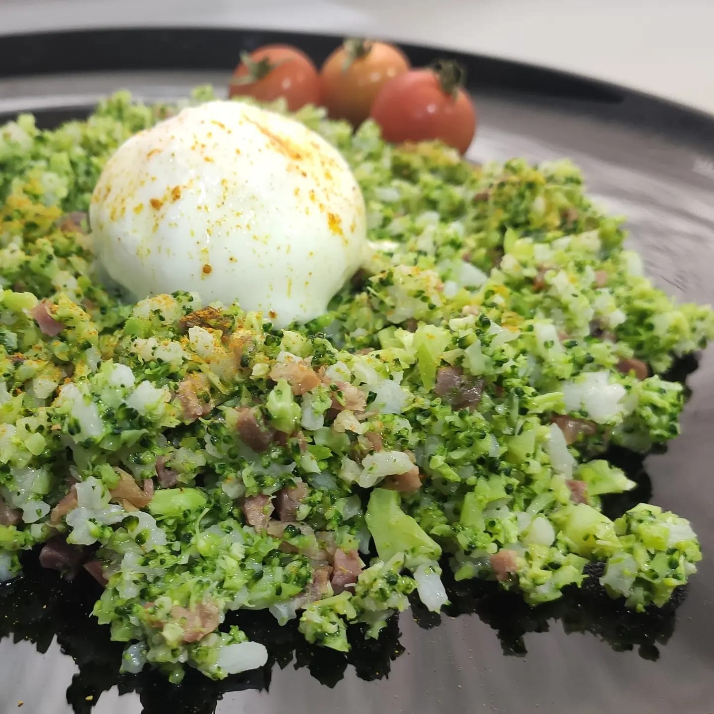 Cuscús de brócoli con huevo poché