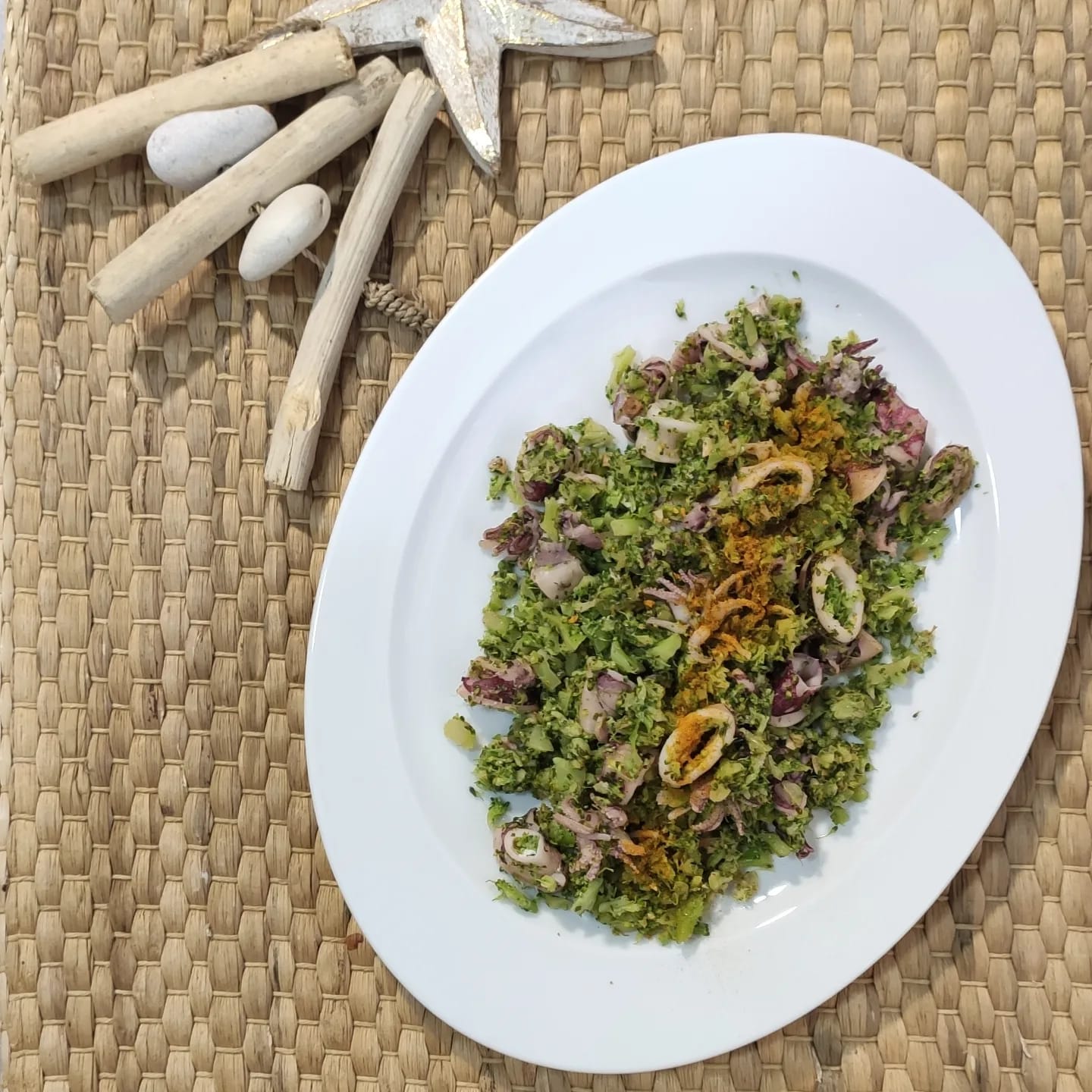 Brócoli con calamar y cúrcuma
