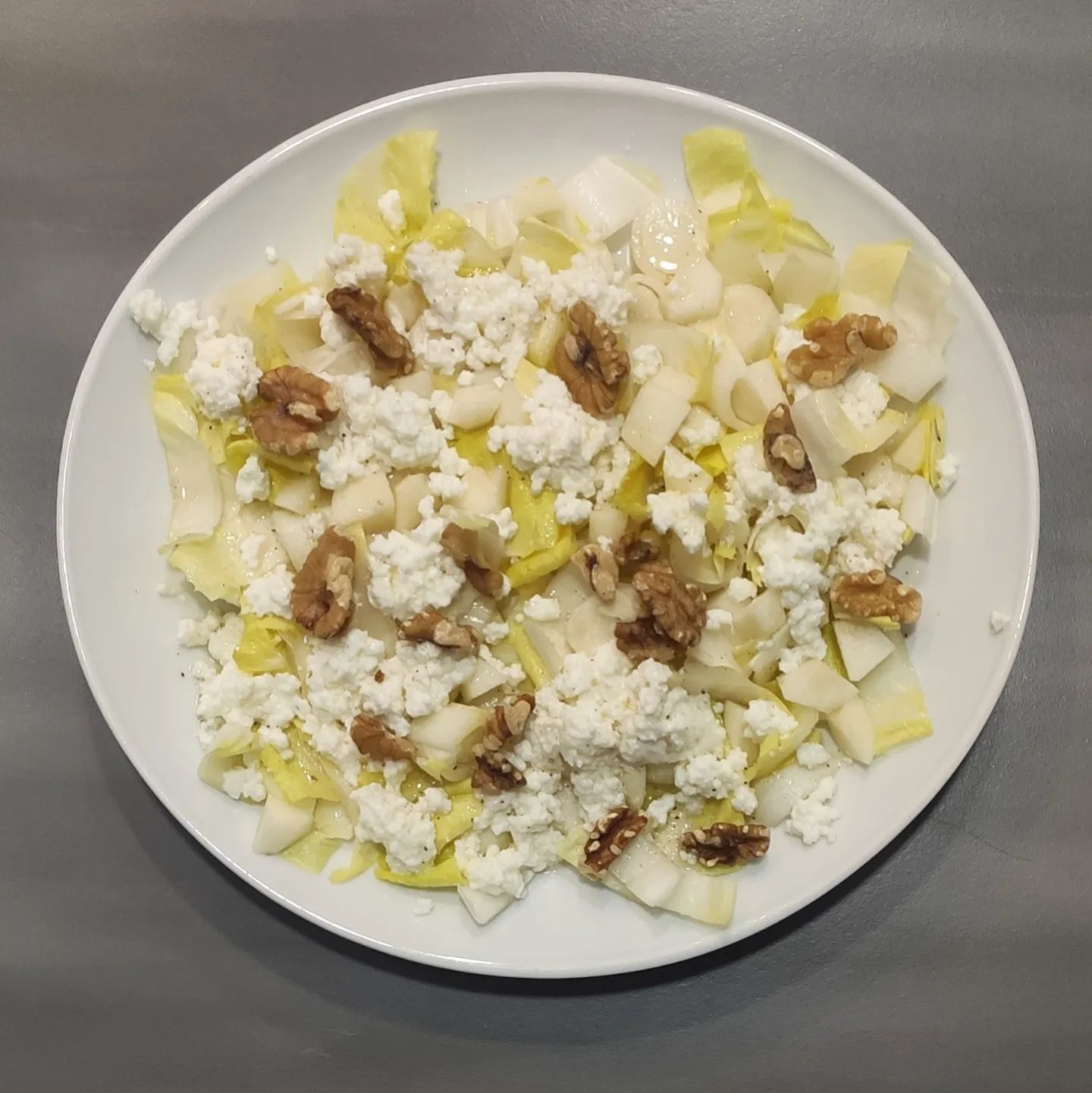 Ensalada de endivias con pera queso granulado y nueces