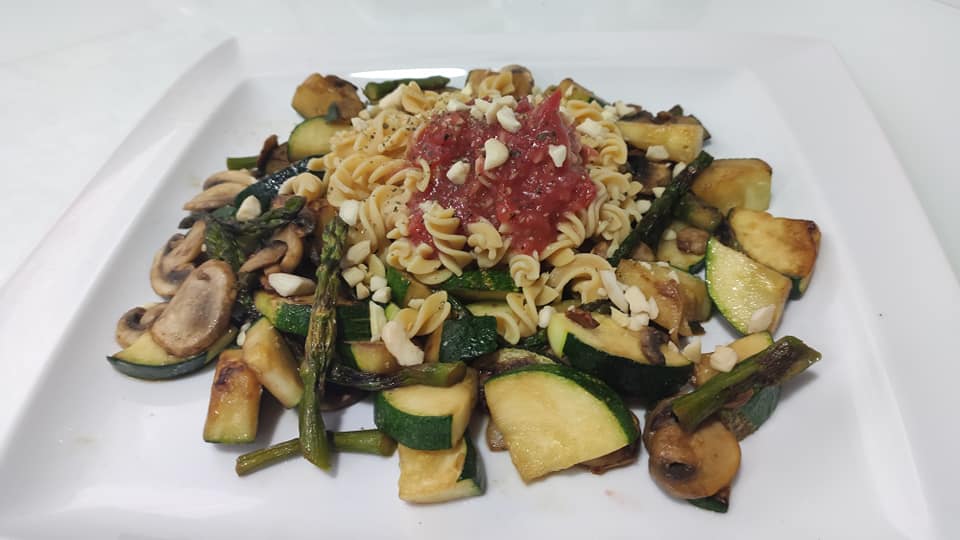 Salteado de verduras con espirales de garbanzos