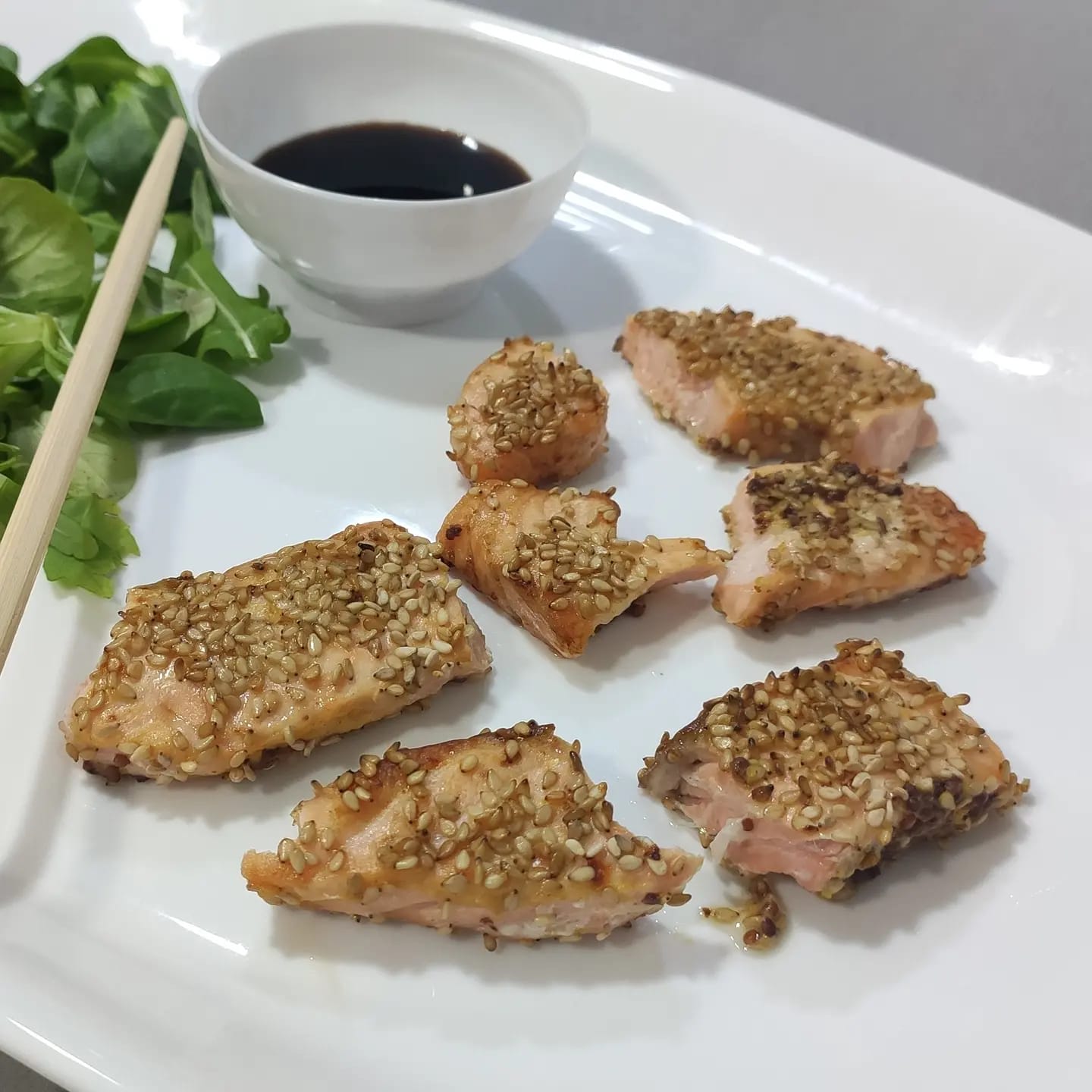 Salmón cocinado con sésamo y mostaza