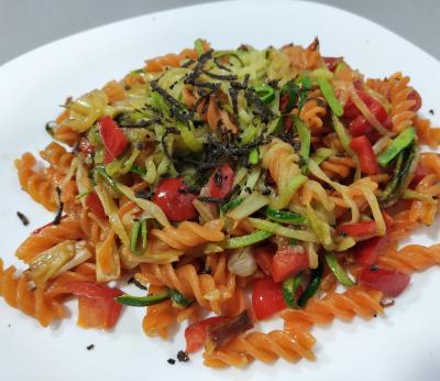 Hélices de lenteja roja con verduras  y  trufa negra