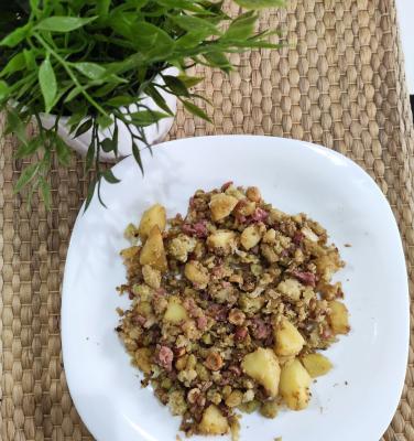 Romanesco con tacos de jamón, patata cocida y avellanas picadas