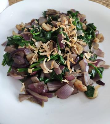 Espinacas con gambas y cebolla morada