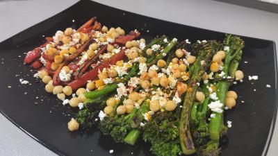 Bimi y pimientos rojos a la plancha con queso feta y garbanzos