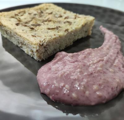 Pastel de coliflor  con hummus de judia roja