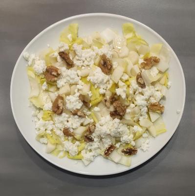 Ensalada de endivias con pera queso granulado y nueces