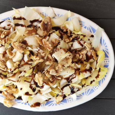 Ensalada de endivias con dados de queso cabra y nueces