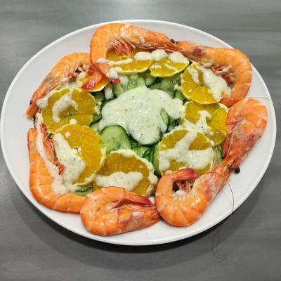 Ensalada de langostinos cocidos con pepino y naranja aliñada con salsa de yogur y eneldo